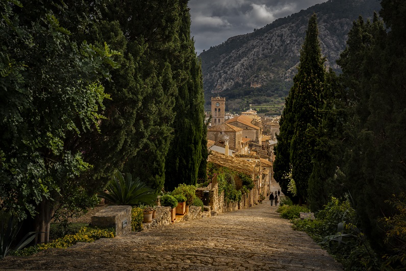 Primer premi de Pobles i possessions de la Serra. Cap al Calvari, de Montse Furment