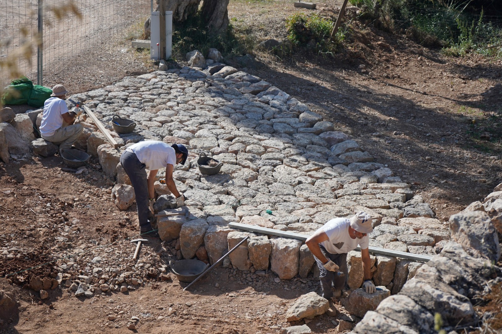 El gual empedrat nou de la finca de Raixa.