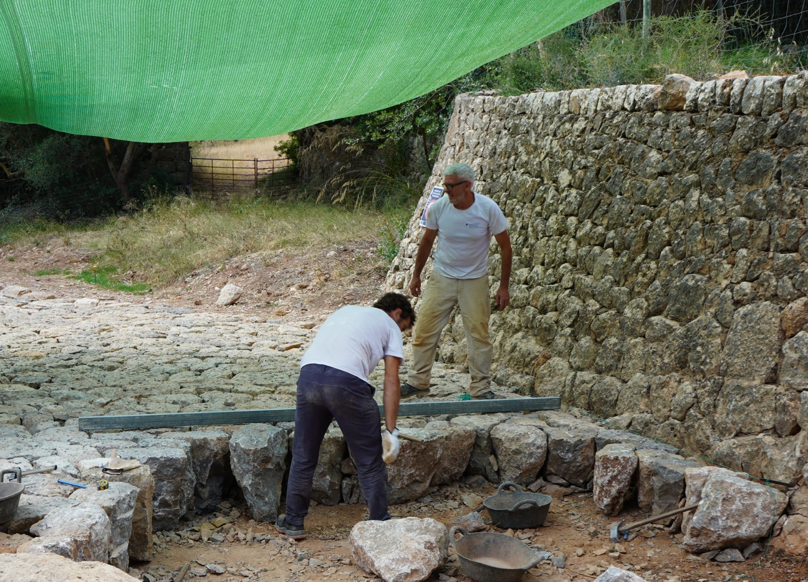 El gual empedrat nou de la finca de Raixa.