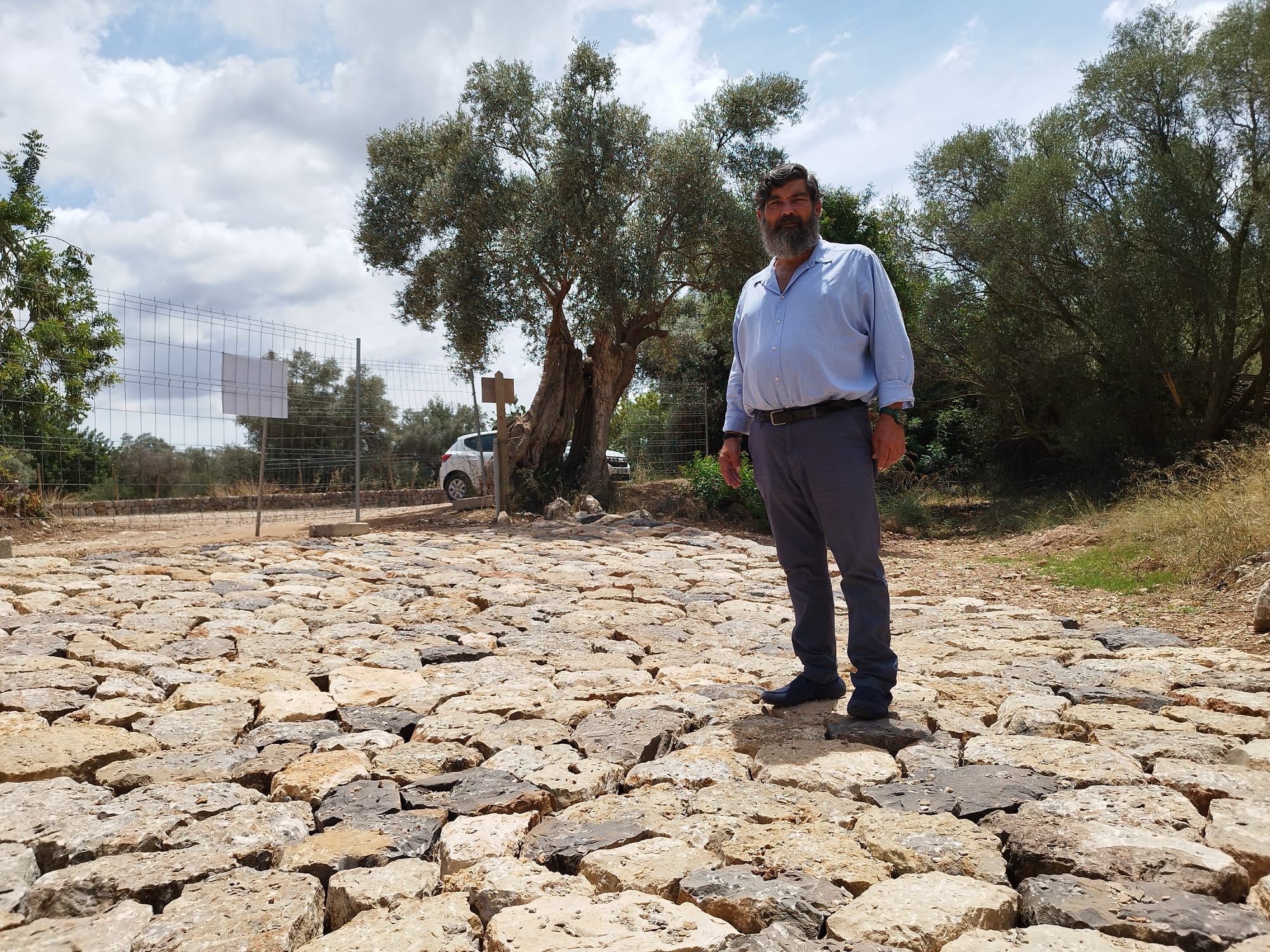 El vicepresidente segundo y consejero de Medio Ambiente, Medio Rural y Deportes, Pedro Bestard, en el nuevo vado empedrado de la finca de Raixa.