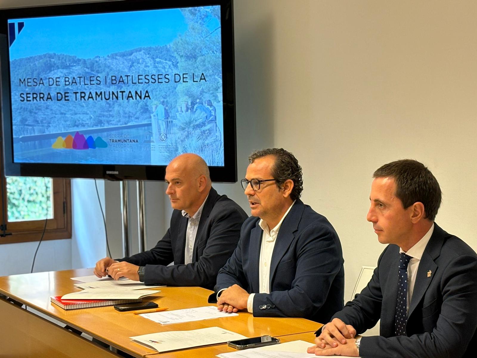 El president del Consell de Mallorca, Llorenç Galmés, el conseller de Presidència, Antoni Fuster i el director insular de la Serra de Tramuntana, Antoni Solivellas, durant la Mesa de Batles