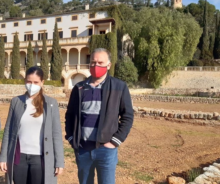 La vicepresidenta y consellera de Sostenibilitat i Medi Ambient, Aurora Ribot, y el director general de Model Econòmic i Ocupació del Servei d’Ocupació de les Illes Balears (SOIB), Llorenç Pou 